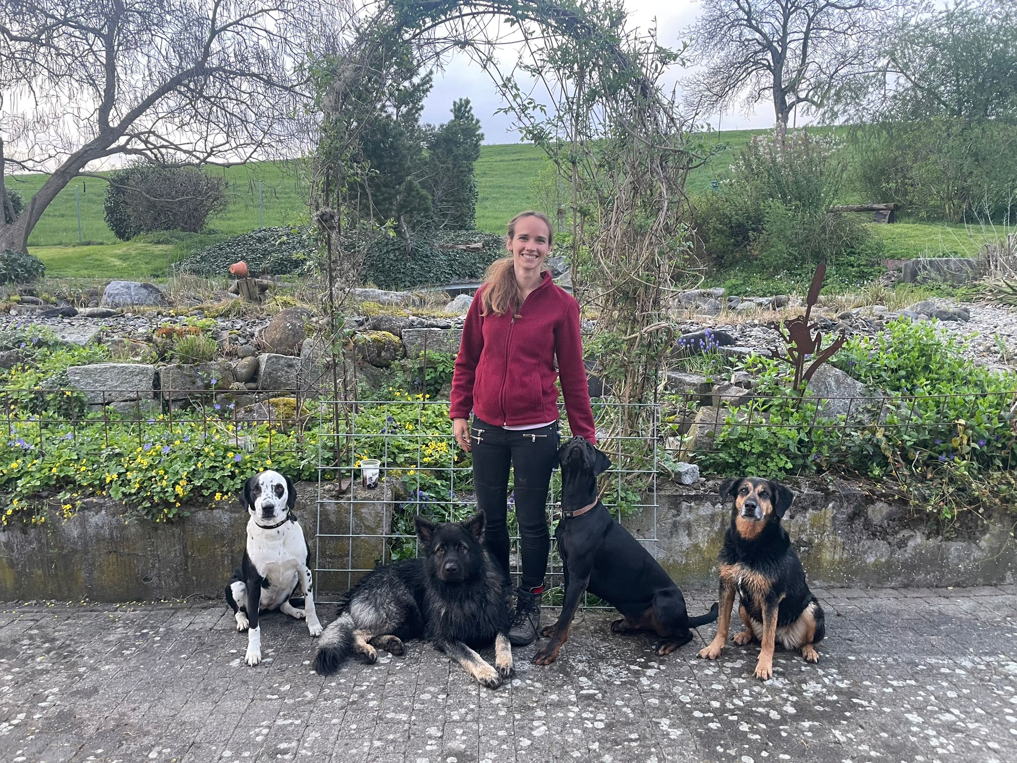 Vivian Wolfensberger mit ihren Hunden im Freien